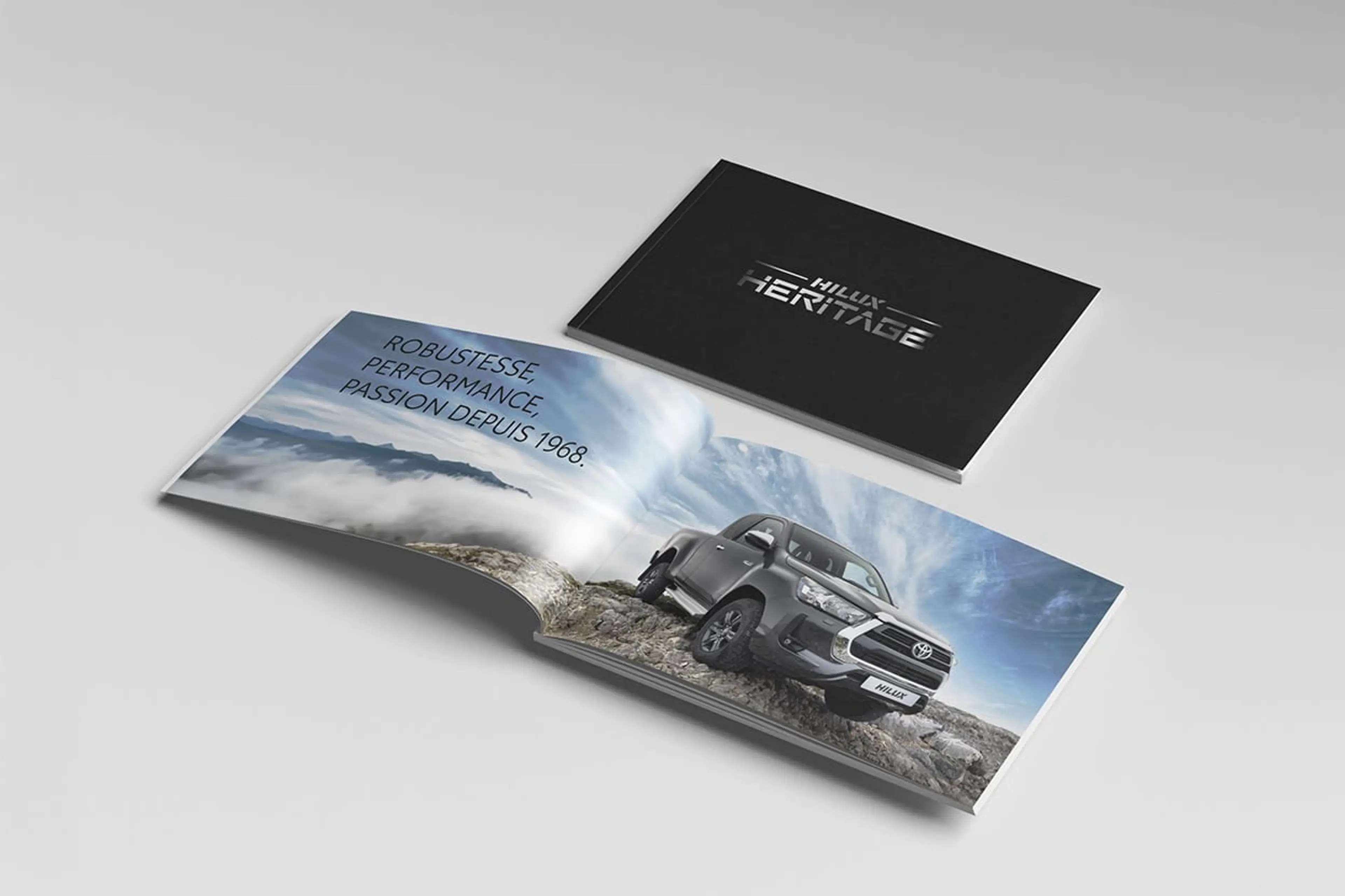 Double page de rapport annuel avec infographies, mise en page éditoriale B2B