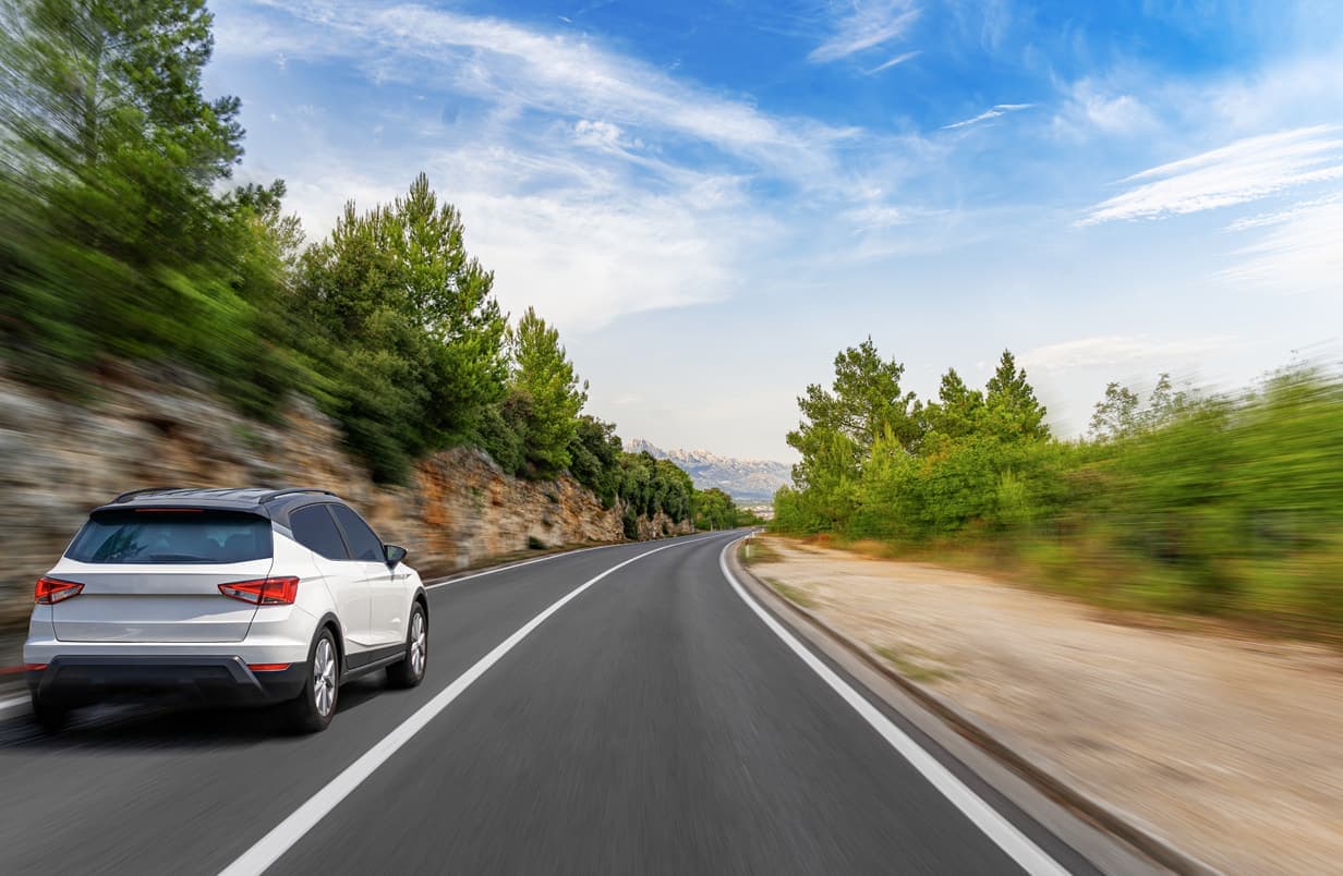 Mise en situation produit par IA : une même voiture déclinée dans un nouveau décor